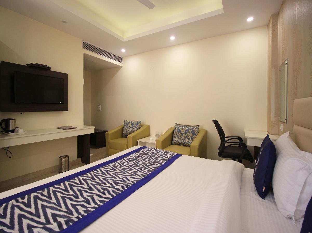 Oyo 8132 Hotel Kukreja Dehradun Zewnętrze zdjęcie