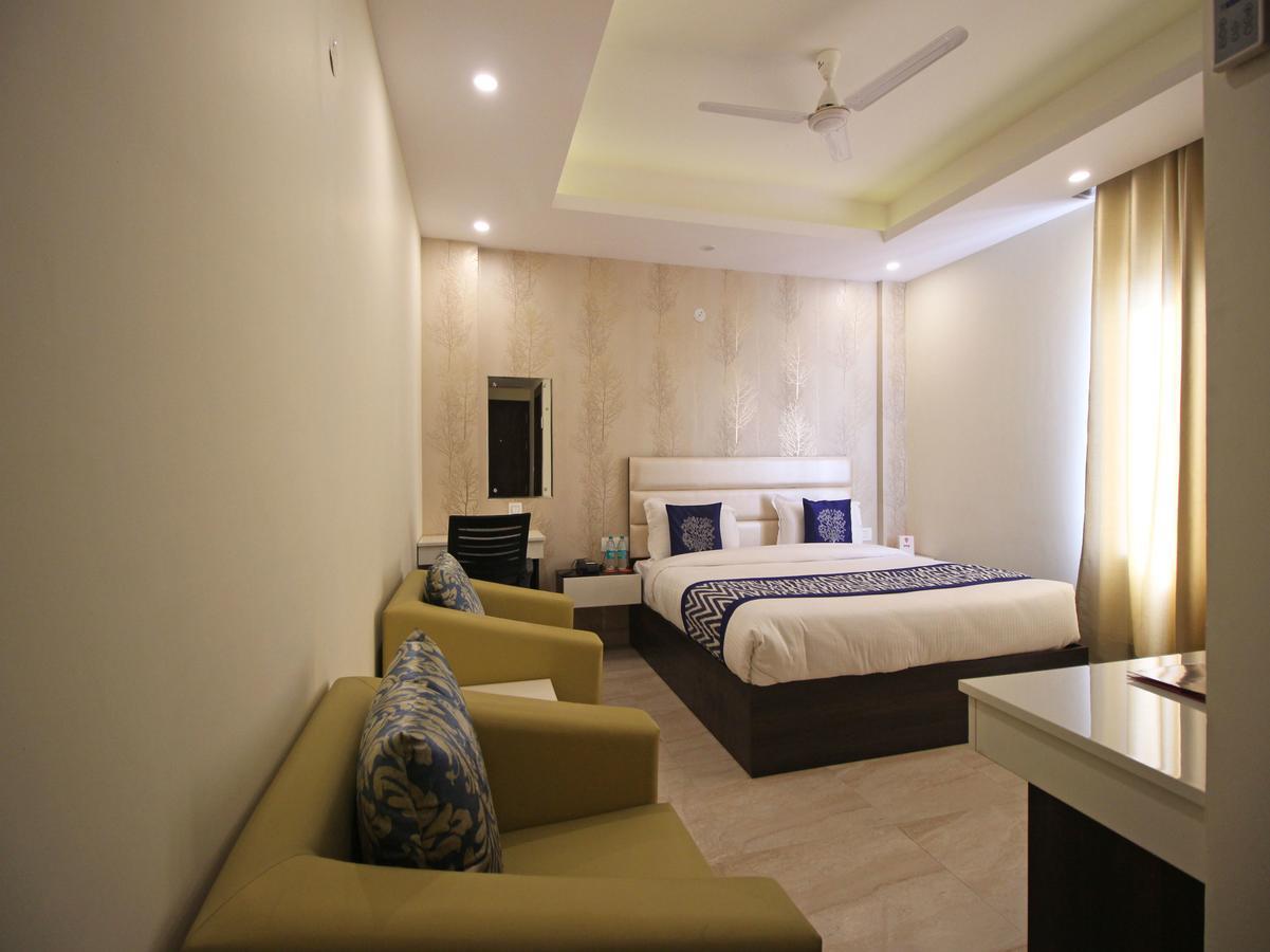 Oyo 8132 Hotel Kukreja Dehradun Zewnętrze zdjęcie