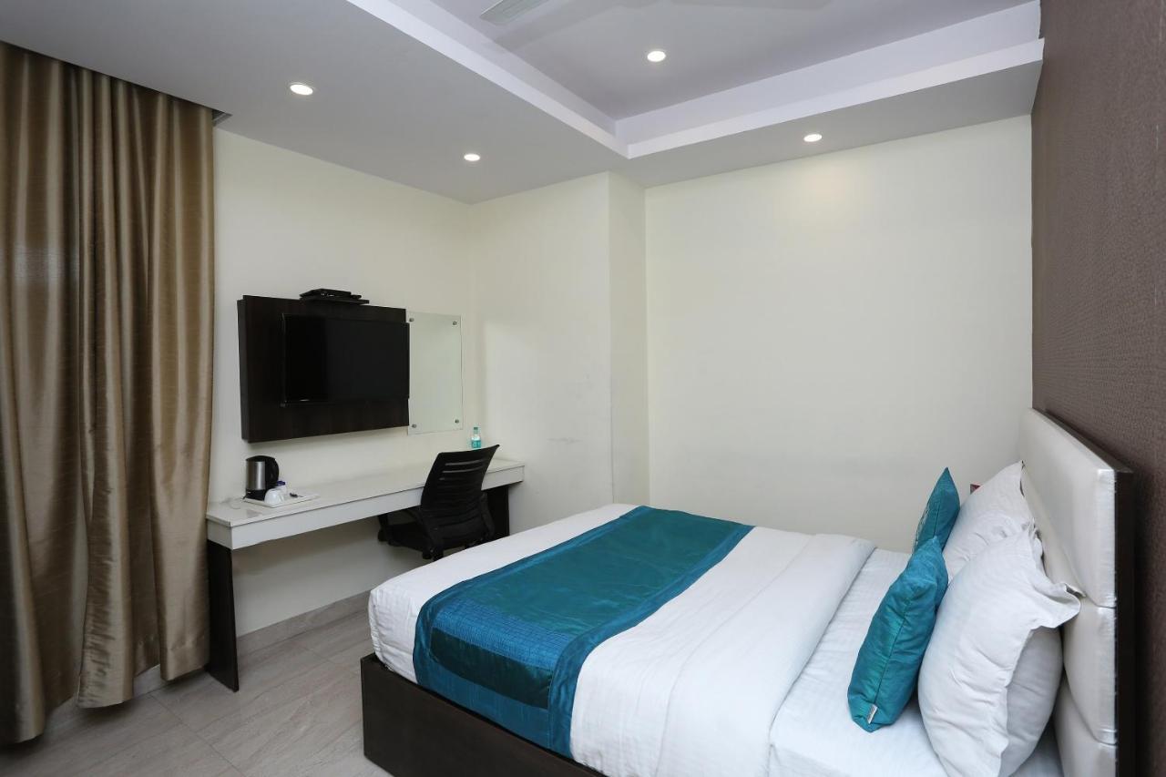 Oyo 8132 Hotel Kukreja Dehradun Zewnętrze zdjęcie